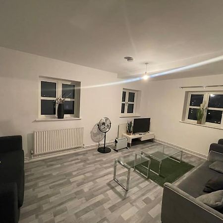 Lovely Spacious Entire 1 Bedroom Apartment - New Management Londra Esterno foto