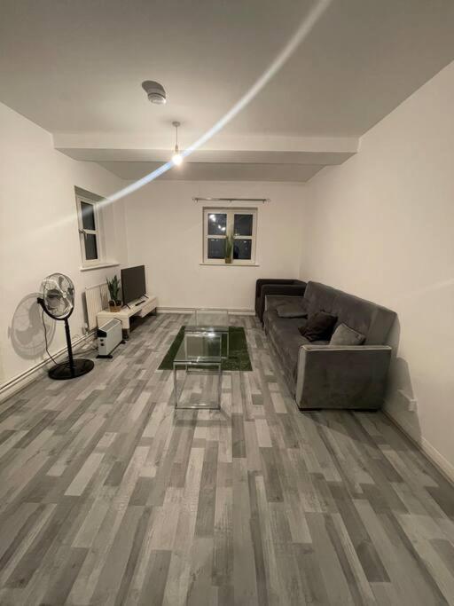 Lovely Spacious Entire 1 Bedroom Apartment - New Management Londra Esterno foto
