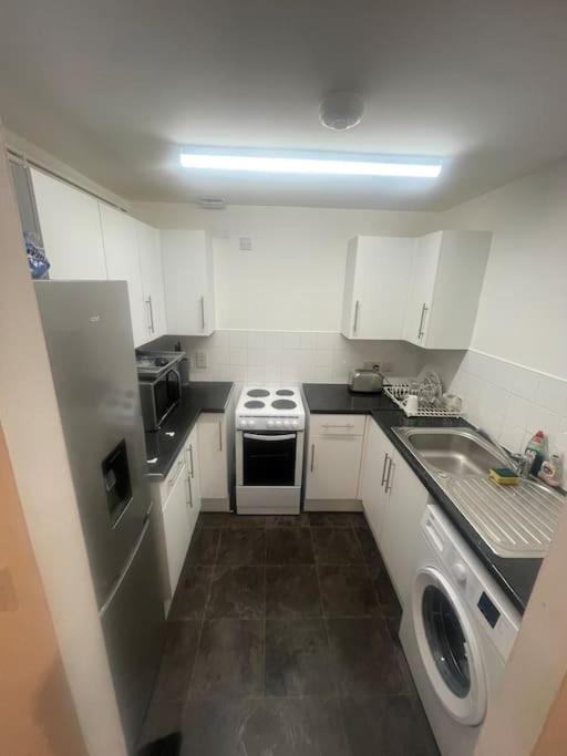 Lovely Spacious Entire 1 Bedroom Apartment - New Management Londra Esterno foto