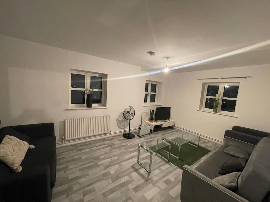 Lovely Spacious Entire 1 Bedroom Apartment - New Management Londra Esterno foto