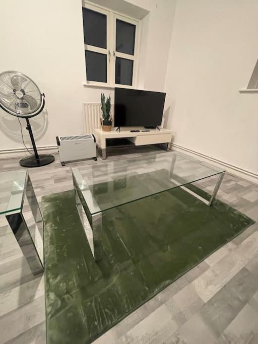 Lovely Spacious Entire 1 Bedroom Apartment - New Management Londra Esterno foto