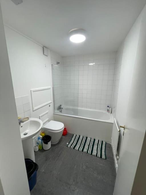 Lovely Spacious Entire 1 Bedroom Apartment - New Management Londra Esterno foto
